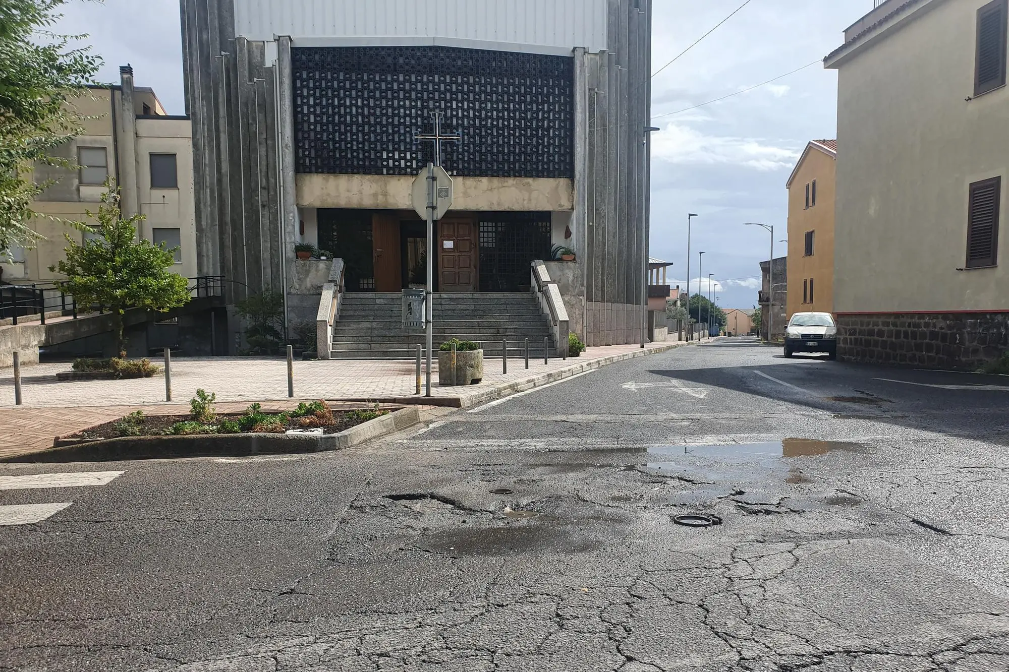 Macomer, la via dissestata davanti alla parrocchia Madonna Missionaria