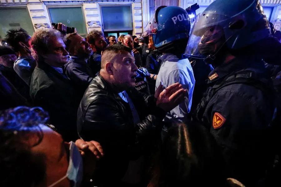 Giuliano Castellino, leader di Forza Nuova, durante un confronto con la Polizia nel corso degli scontri a Roma (Ansa)