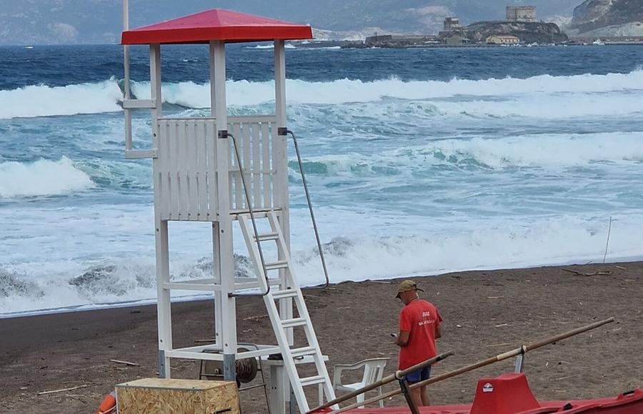 Bagnini in torretta nei mesi di luglio e agosto: Comune a caccia di operatori per il servizio
