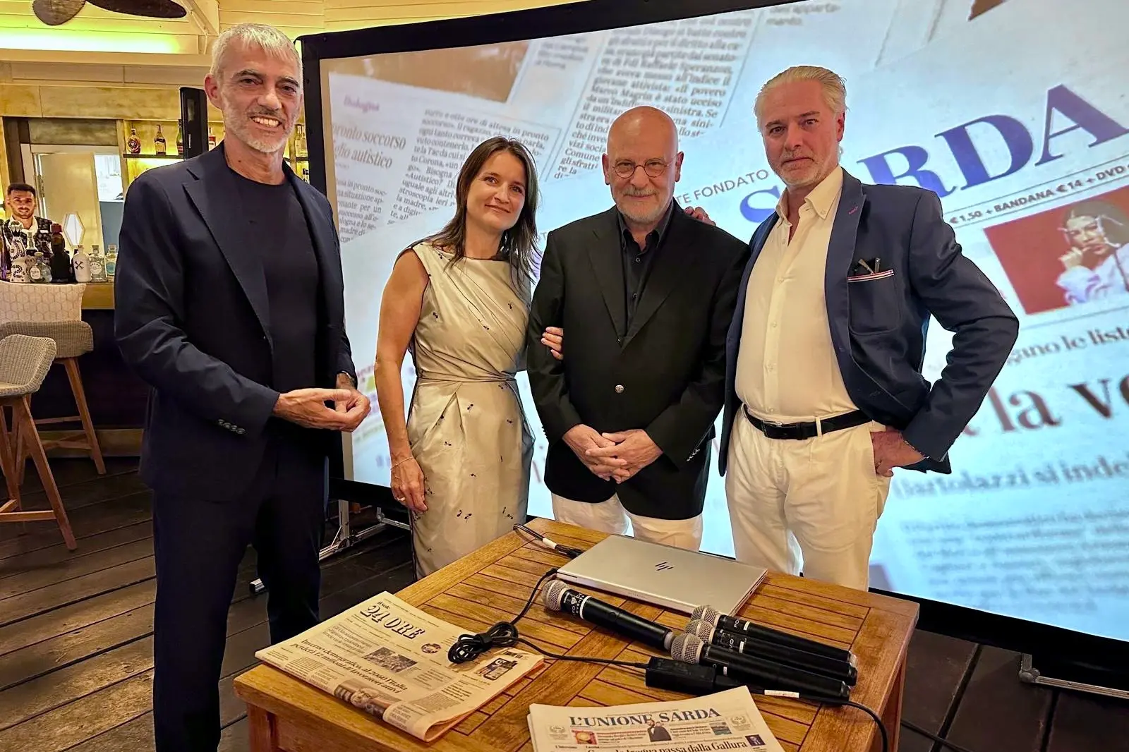 Da sinistra, il direttore de L'Unione Sarda Emanuele Dess, l'Ad dell'hotel Abi d'Oru Diana Zuncheddu, l'editore de L'Unione Sarda Segio Zuncheddu e il vicedirettore del Il Sole 24 Ore Roberto Iotti