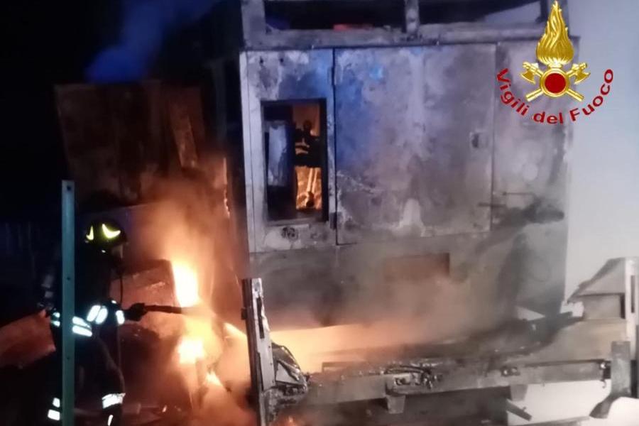 Incendio a Tertenia, danneggiati due autocarri