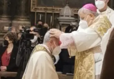 L'attimo di consacrazione del vescovo Francesco Antonio Soddu (foto Tellini)