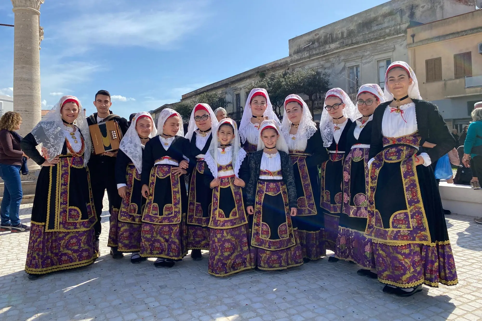 Santa Giusta, il gruppo prima della sfilata (Foto Sara Pinna)