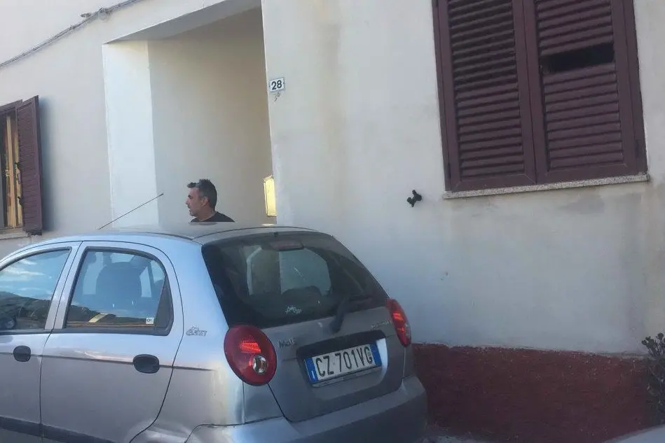 Massimo Nieddu davanti alla casa presa di mira (foto Ungredda)