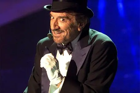 Gigi Proietti sul palco del teatro Ariston al festival di Sanremo. CLAUDIO ONORATI/ANSA/