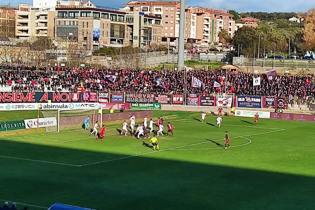 Un'azione della Torres sotto la Curva Nord (foto G. Marras)