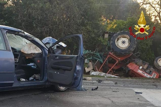 auto contro trattore a serramanna due feriti gravi l unione sarda it