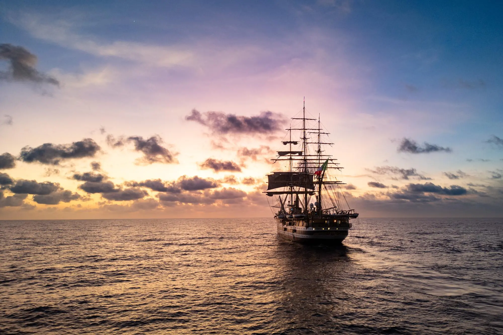 Nave Vespucci Dreone al tramonto