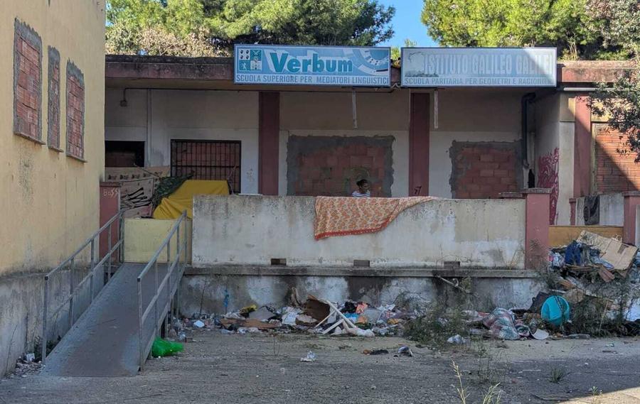 Degrado e abbandono nell’ex scuola Alagon E i lavori non decollano