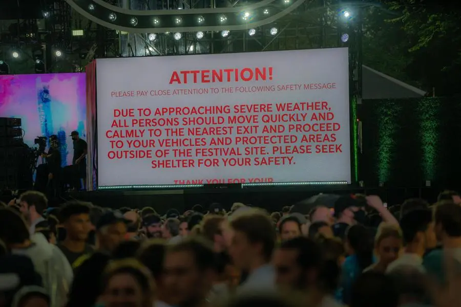 Gli avvisi a Central Park per l'evacuazione del concerto (foto Ansa/Epa)