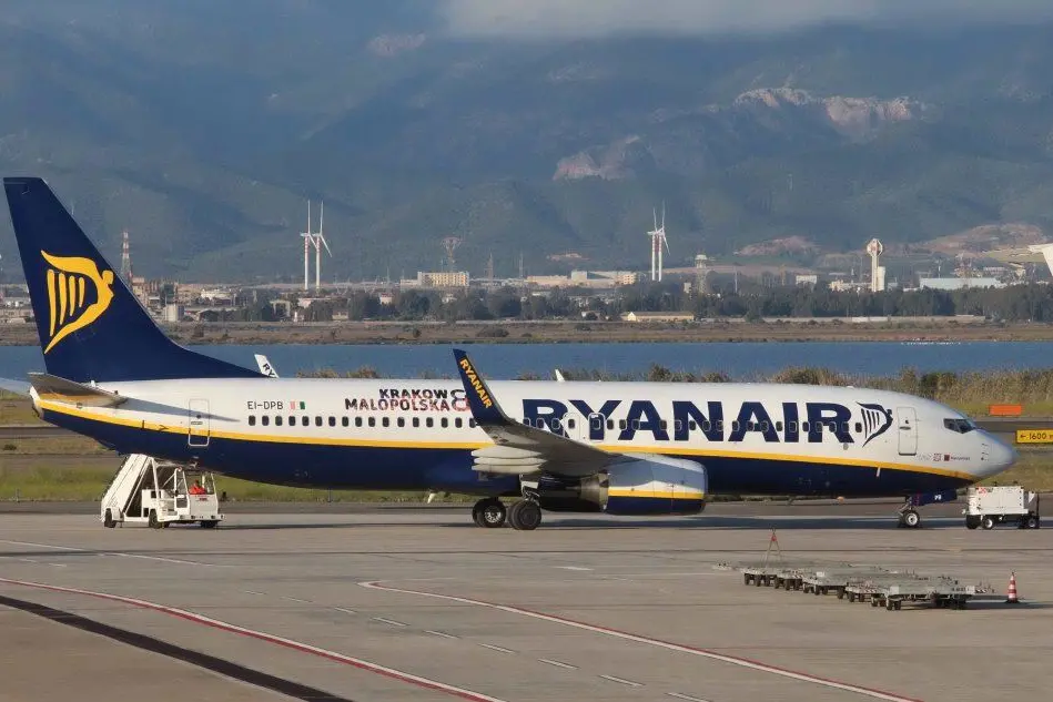 Un aereo Ryanair in pista a Elmas