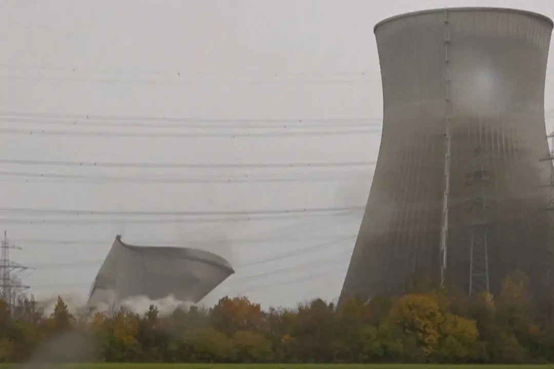 Germania, demolite le torri camino di una centrale nucleare dismessa
