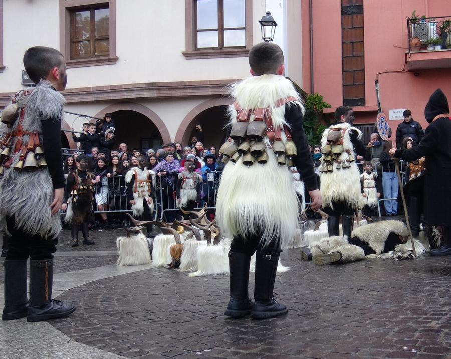 A Maimone sfida la pioggia, vincono le maschere
