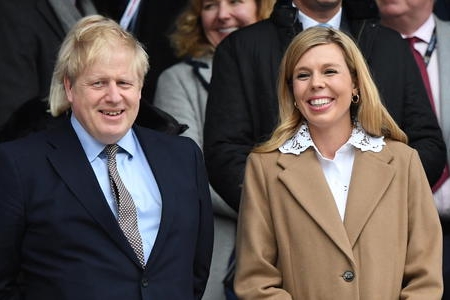 Il premier britannico Boris Johnson e la moglie Carrie (Ansa-Epa)
