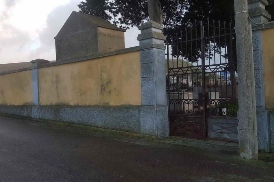 Il cimitero dove sono comparse le scritte (foto Antonio Pintori)
