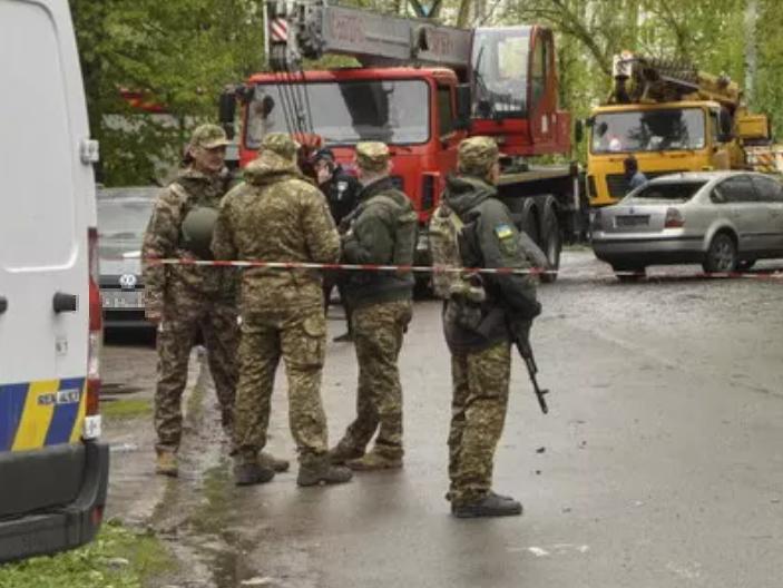 Kiev, uomo spara sulla folla: è strage