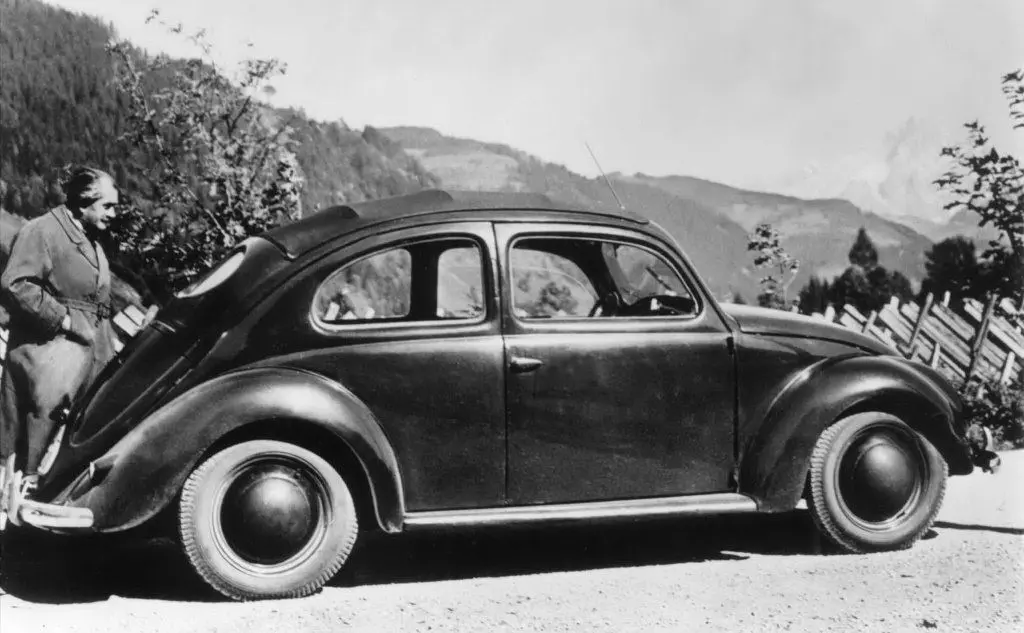 Ferdinand Porsche, ideatore del Maggiolino, durante un test in Austria nel 1939. (Foto Ansa)