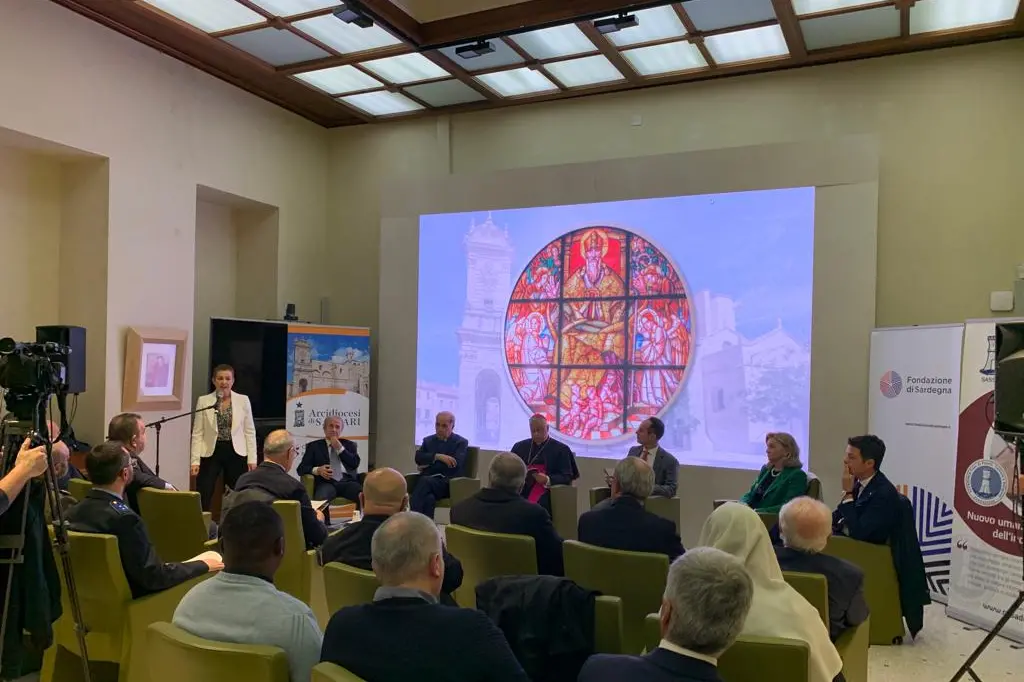 L'arcivescovo di Sassari in un incontro alla Fondazione Accademia, Casa di Popoli, Culture e Religioni (foto concessa)