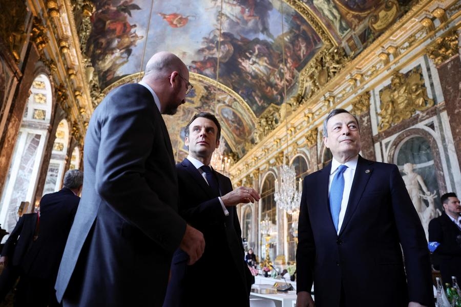 Mario Draghi a Versailles con Charles Michel ed Emmanuel Macron (foto Ansa/Epa)