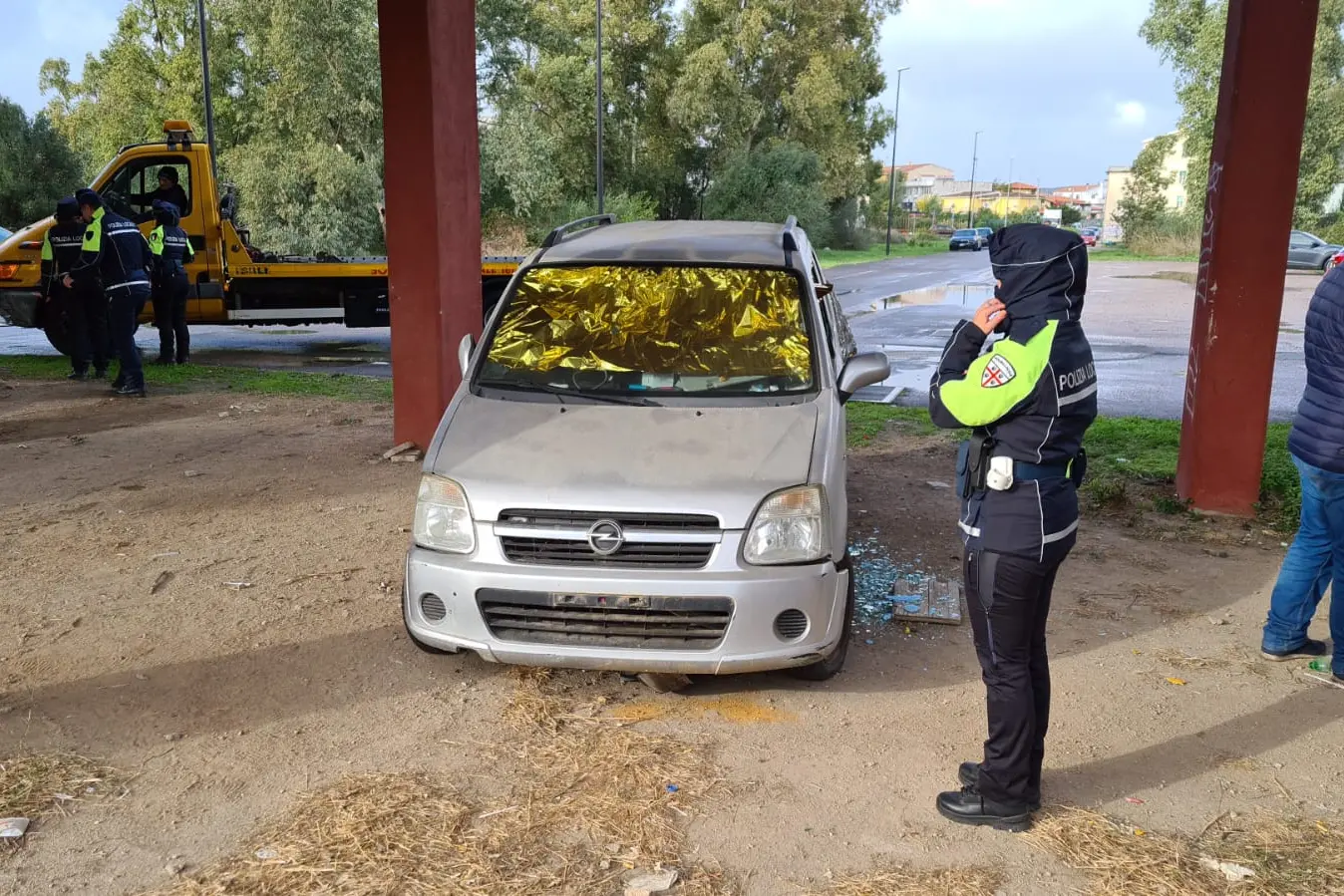 Lo sgombero delle auto da parte della polizia locale  (L'Unione Sarda)