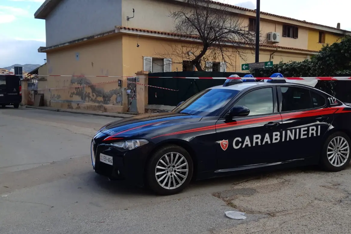 I carabinieri nella casa degli indagati (foto Busia)