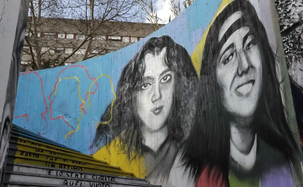 Un murale dedicato a Emanuela e Mirella (Ansa)