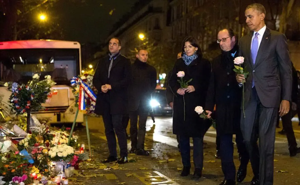 Da sinistra l'allora sindaco di Parigi Hidalgo, l'ex presidente della Repubblica francese Hollande e quello degli Stati Uniti Obama (foto Wikipedia)