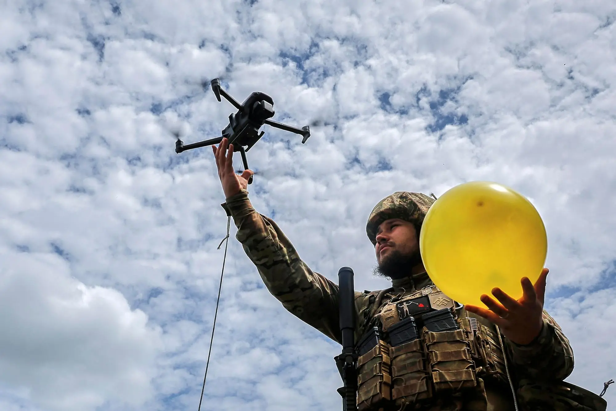 Un militare ucraino utilizza un drone