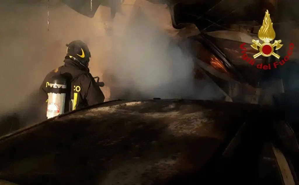 I Vigili del fuoco hanno lavorato con l'ausilio di un'autobotte