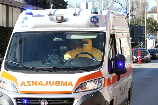 Un'ambulanza (Ansa)