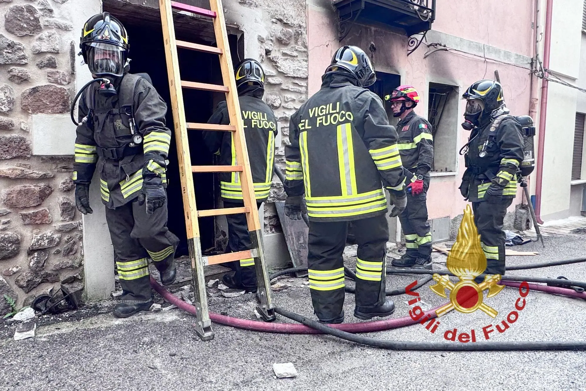 L'incendio a Bonarcado (foto vigili del fuoco)
