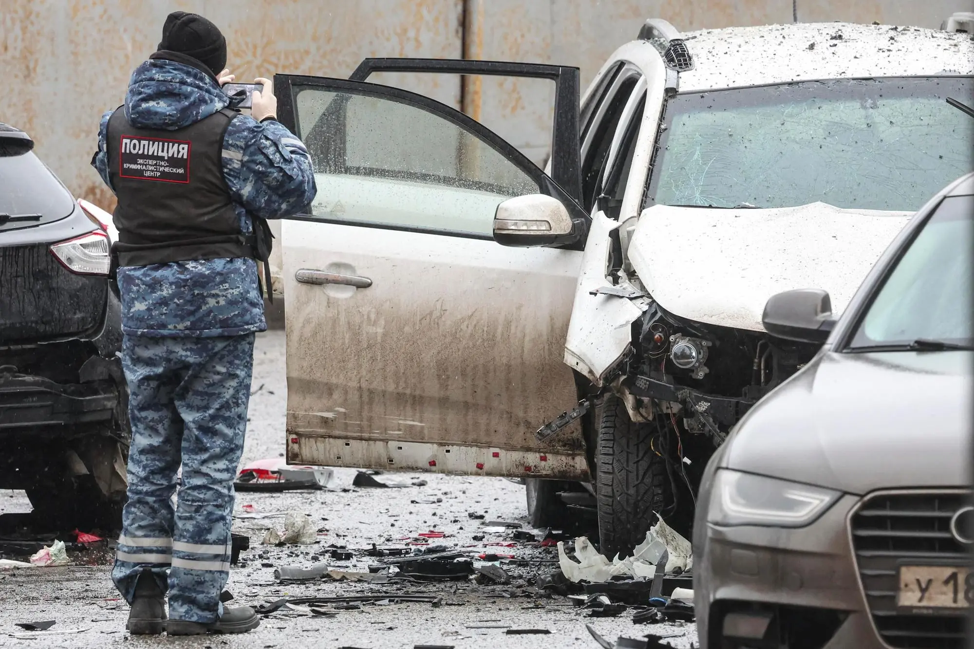 L'auto dopo l'esplosione (Ansa-Epa)