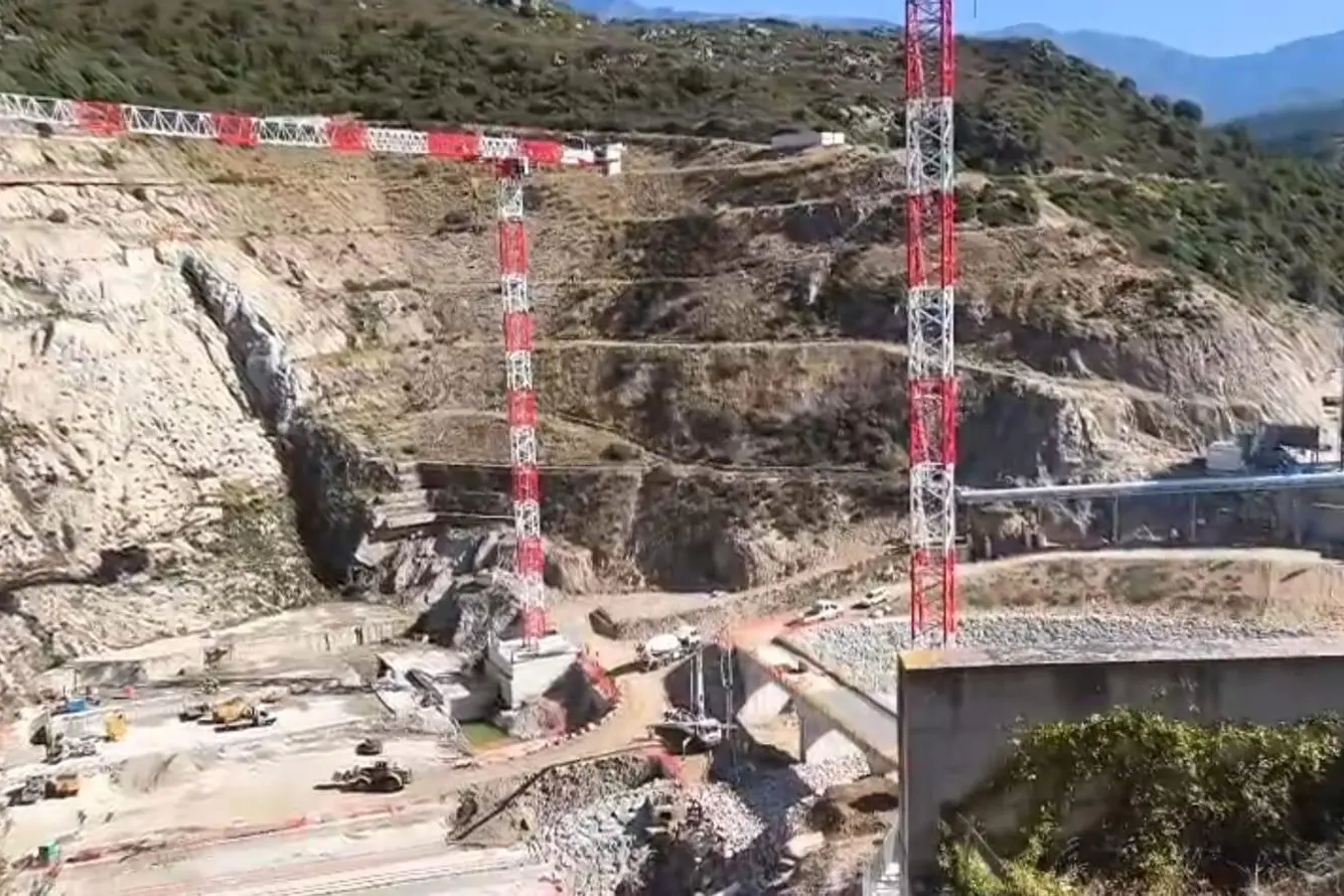 Il cantiere per la diga di Cumbidanovu, nelle campagne di Orgosolo