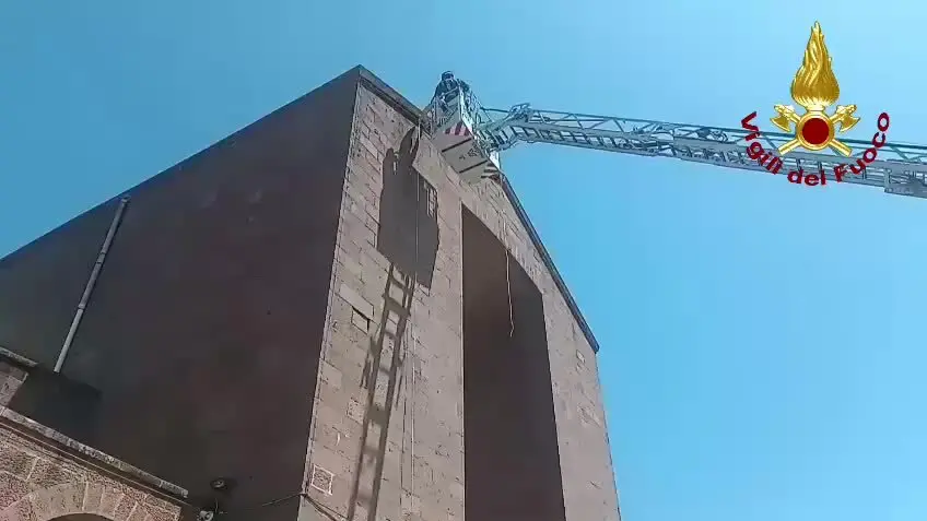 Alghero, sciame d'api nella chiesa di San Marco: arrivano i vigili del ...