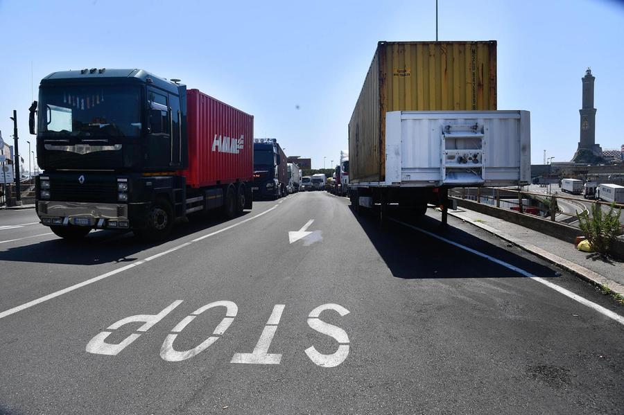 Camionisti pronti al blocco: «Non possiamo più viaggiare»