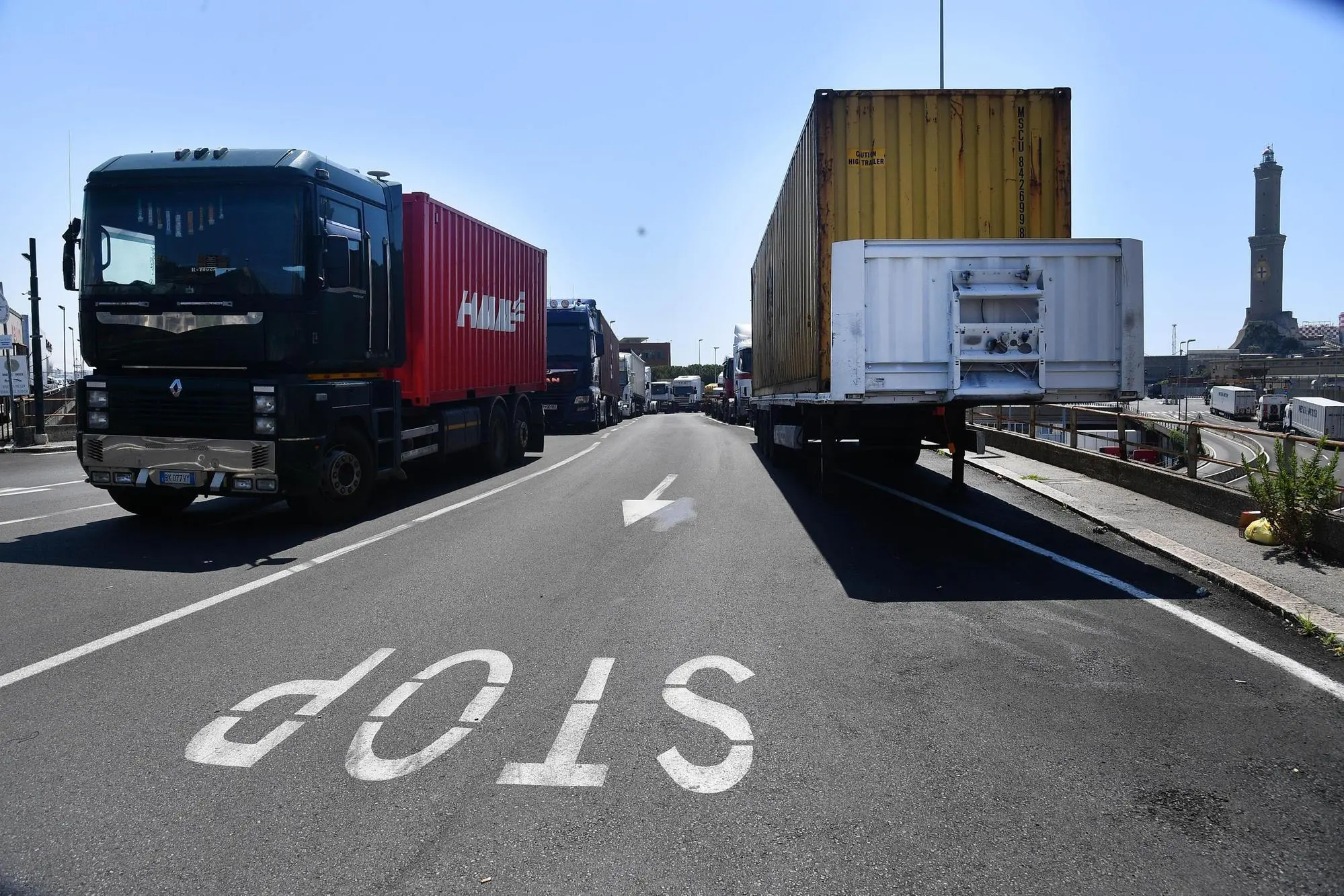 Un momento dello sciopero degli autotrasportatori con vari presidi ai varchi portuali del porto di Genova, 13 luglio 2018. ANSA/LUCA ZENNARO