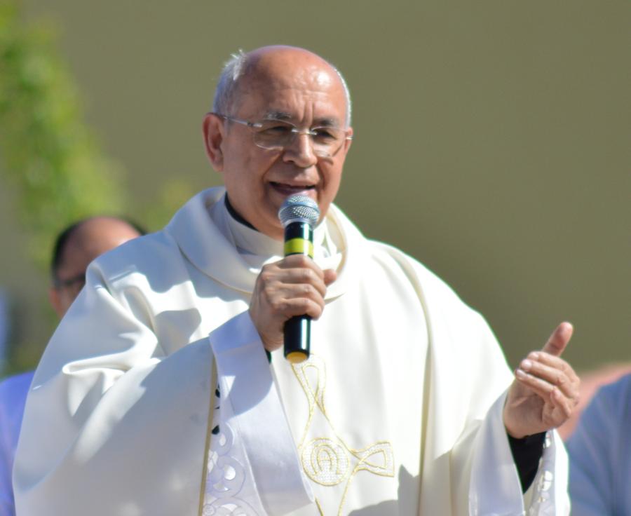 Campane mute, solidarietà per don Piero