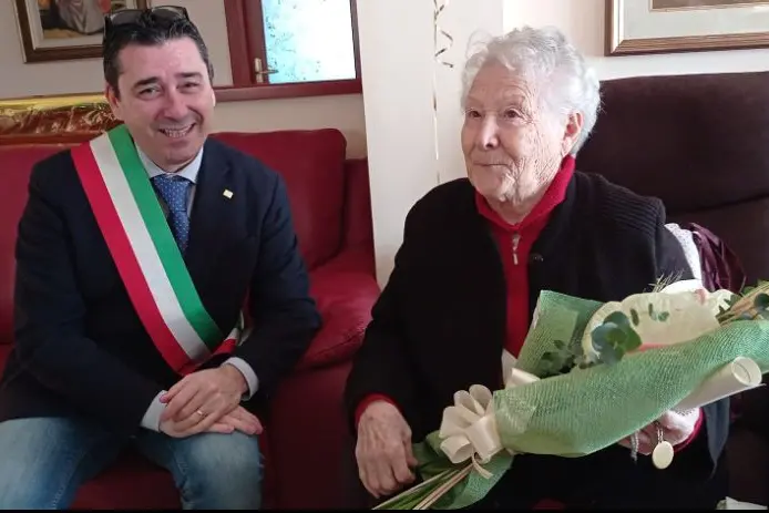 Il sindaco Mulas con la centenaria Natalina (Foto M.Pala)