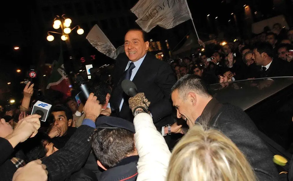 Sul predellino in piazza San Babila annuncia la nascita del partito unico, il Popolo delle Libertà