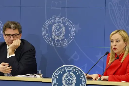 Il ministro Giorgetti e la premier Meloni (foto Ansa)