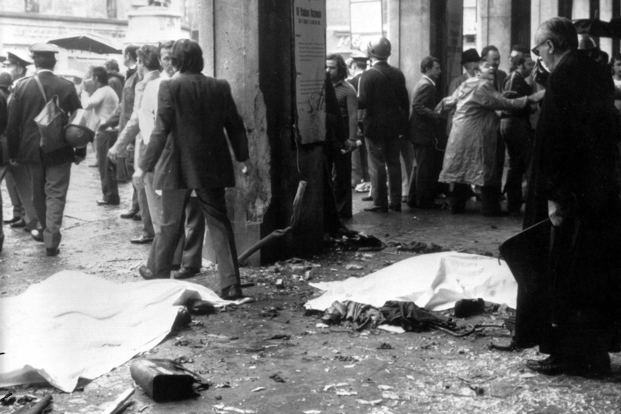 Piazza della Loggia a Brescia dopo l'attentato del 28 maggio 1974 (Ansa)