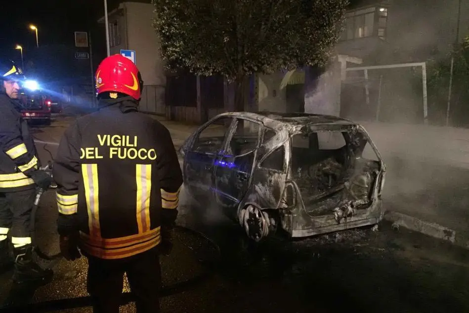 La Mercedes distrutta dalle fiamme (foto Alessandra Chergia)