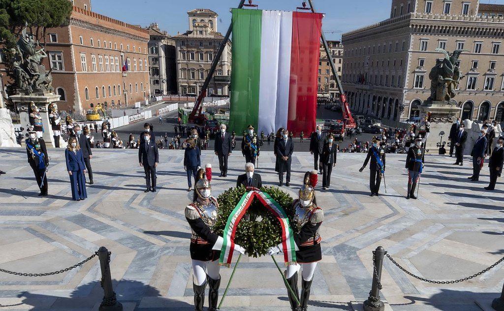 La cerimonia e la grande bandiera italiana