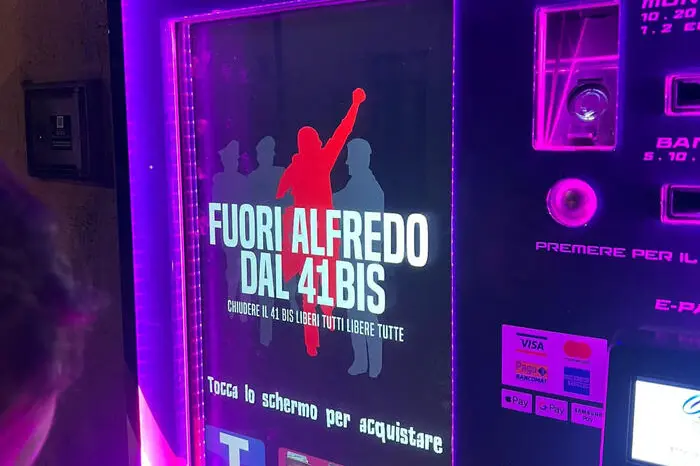 Il messaggio sugli schermi dei distributori (Ansa)