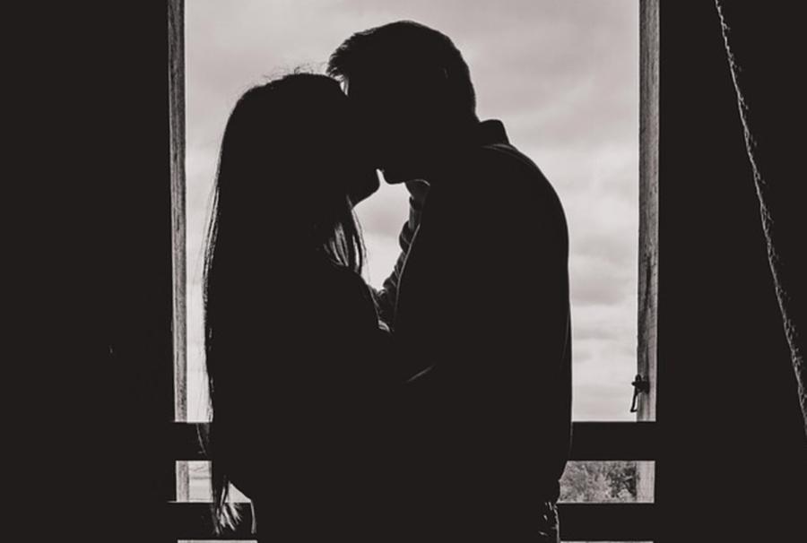 Sorpresi in intimità all’aperto: maxi-multa per una coppia