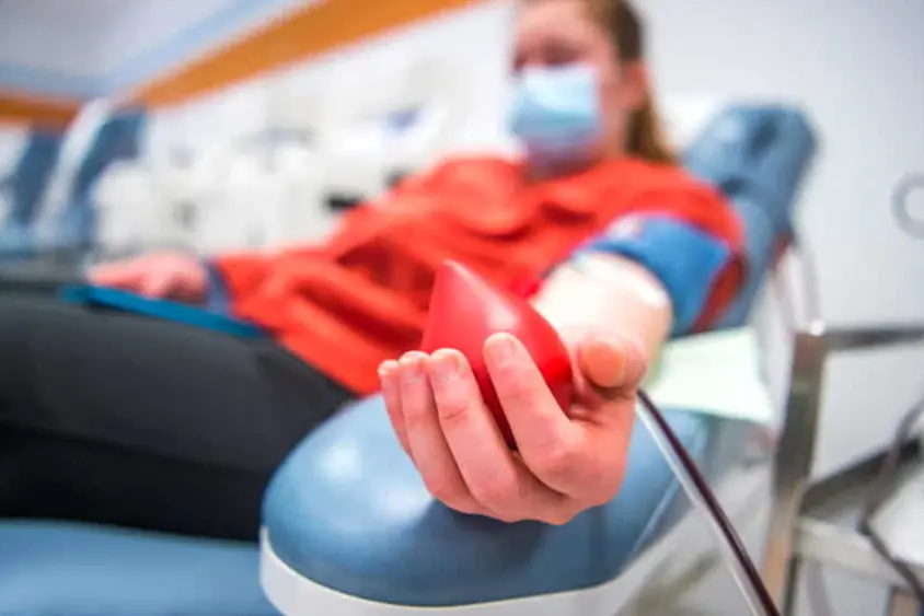 Donazione di sangue (foto Ansa)