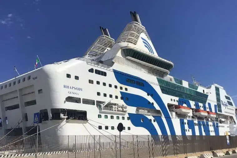 Una nave Gnv in porto (foto M. Pala)