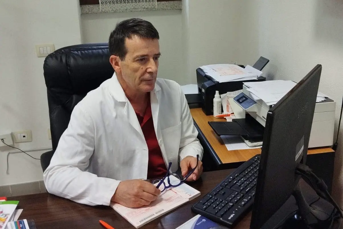 Paolo Pilia, 70 anni, medico di Tonara, al lavoro nel suo ambulatorio (Foto simbolo)