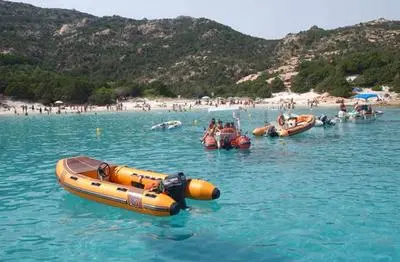 Imbarcazioni a ridosso di una spiaggia nell'arcipelago della Maddalena