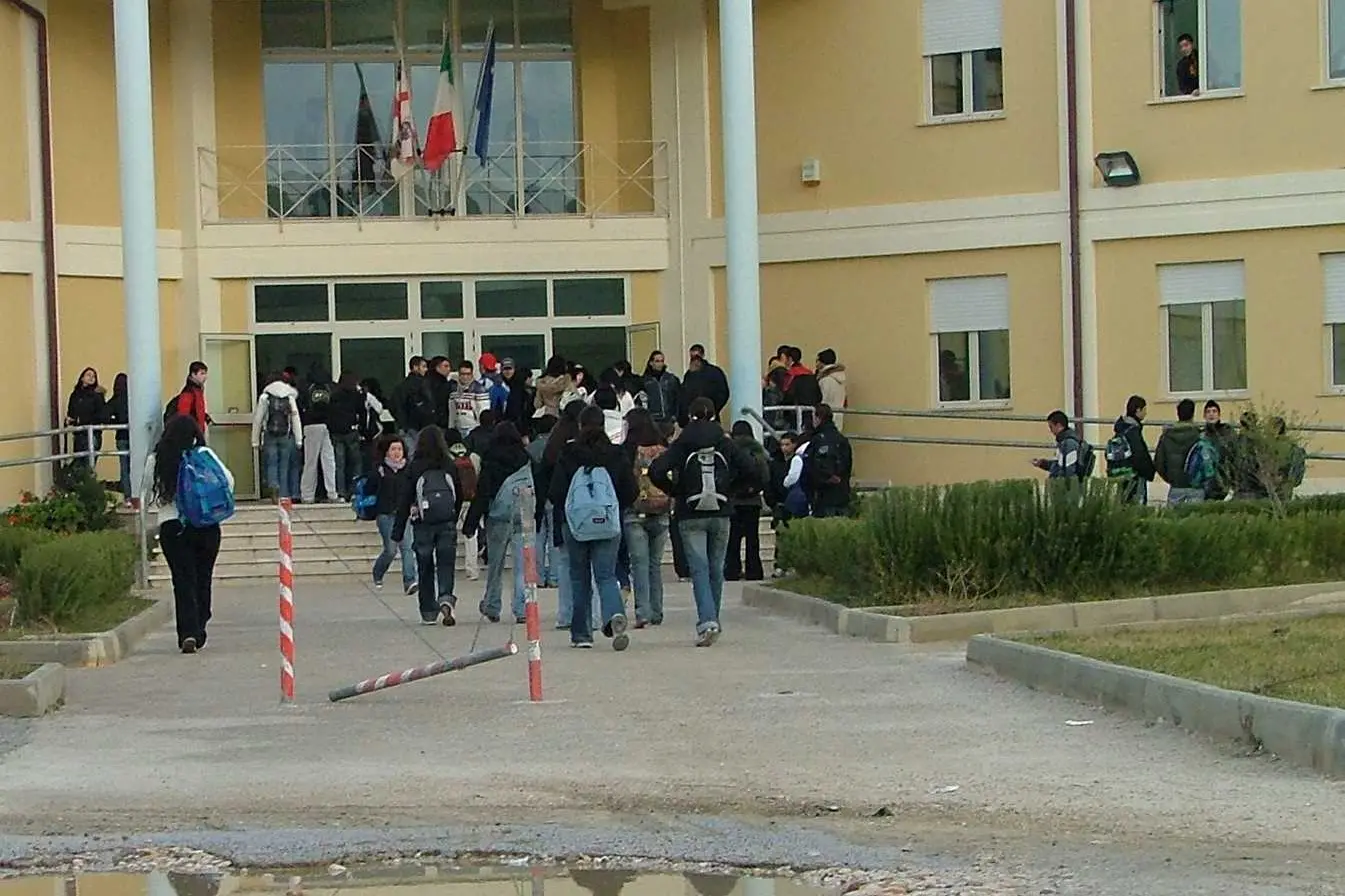 Studenti all’ingresso dell’istituto superiore Pira di Siniscola (Us)
